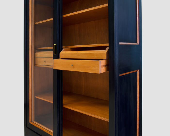 Modernes schwarzes Bücherregal mit Schiebetüren und integrierter Kommode