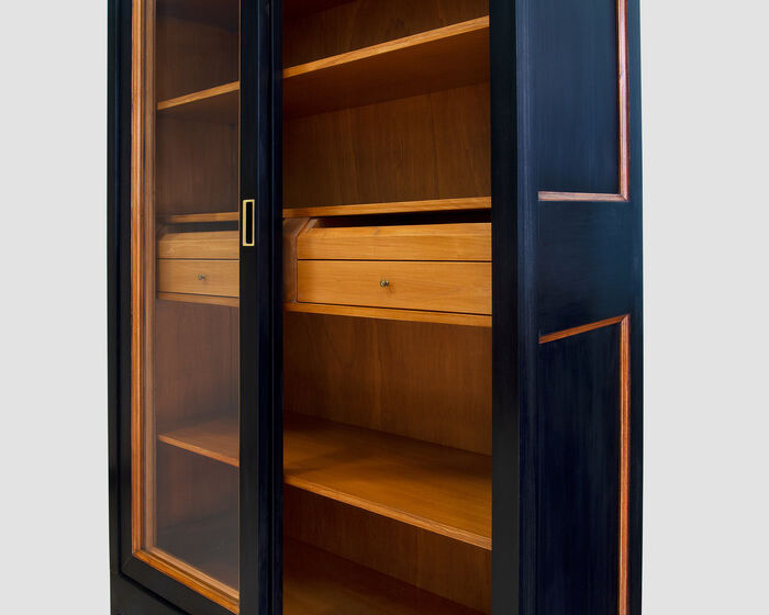 Modernes schwarzes Bücherregal mit Schiebetüren und integrierter Kommode