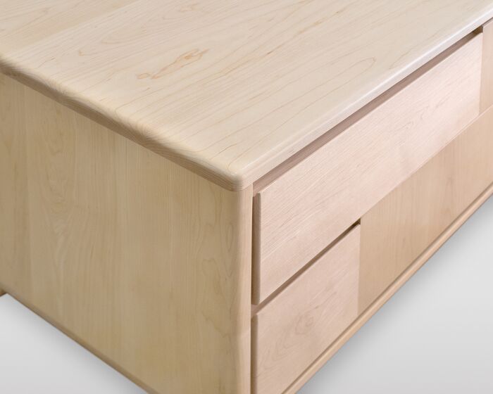 Moderner skandinavischer Nachttisch mit zwei Schubladen