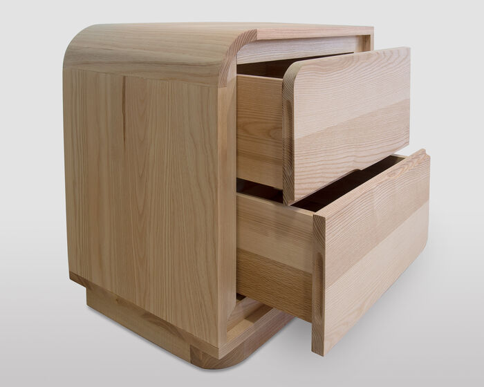 Nachttisch mit zwei Schubladen aus massivem Eschenholz. Zeitgenössisches Design und handwerkliche Fertigung.