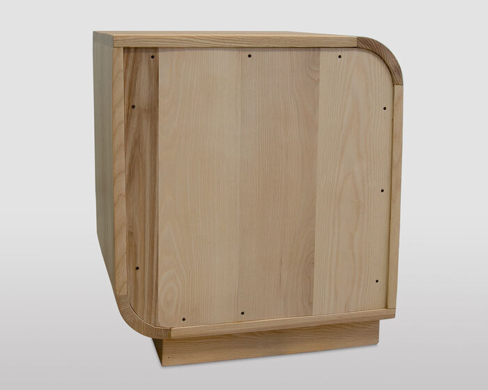 Nachttisch mit zwei Schubladen aus massivem Eschenholz. Zeitgenössisches Design und handwerkliche Fertigung.