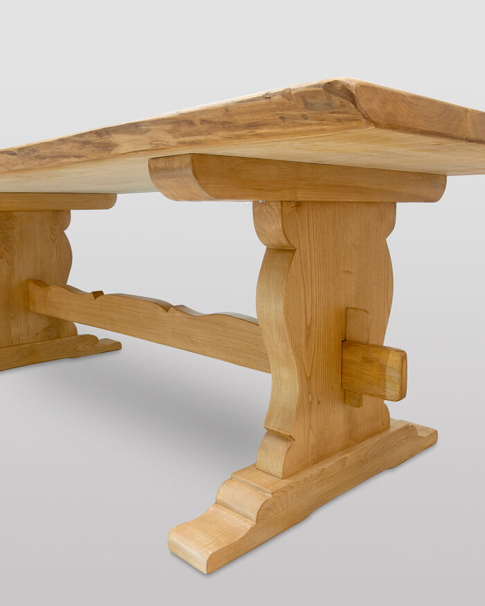 Rustikaler Tisch aus Kastanienholz