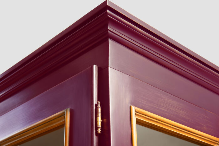 Schaukasten mit zwei Türen in violettem Farbton