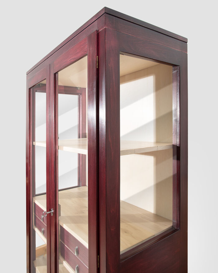 Designer-Schaufenster mit gläsernen Türen und Schubladenkommode