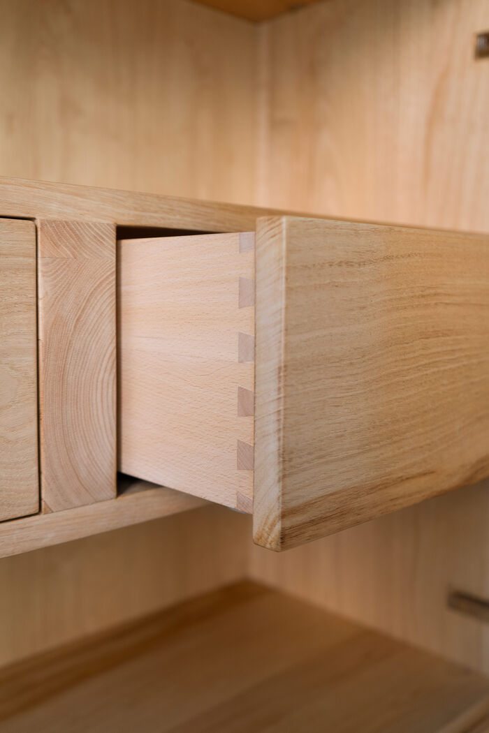 Moderner Holz-Vitrinenschrank mit Glastüren und Schubladen