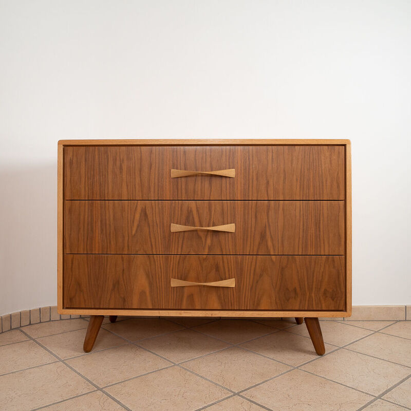 Kommode im skandinavischen Stil