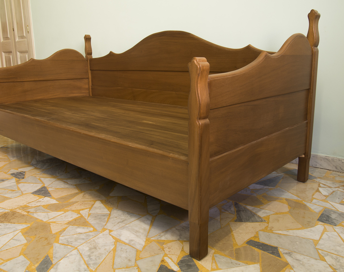 Bankbett aus Walnuss