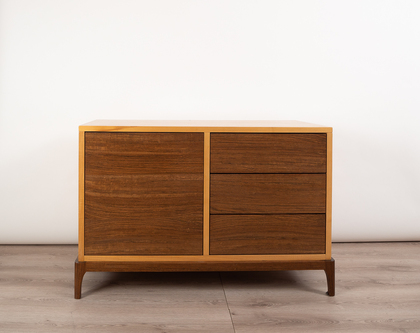 Minimalistisches Sideboard in Weißeiche und Nuss