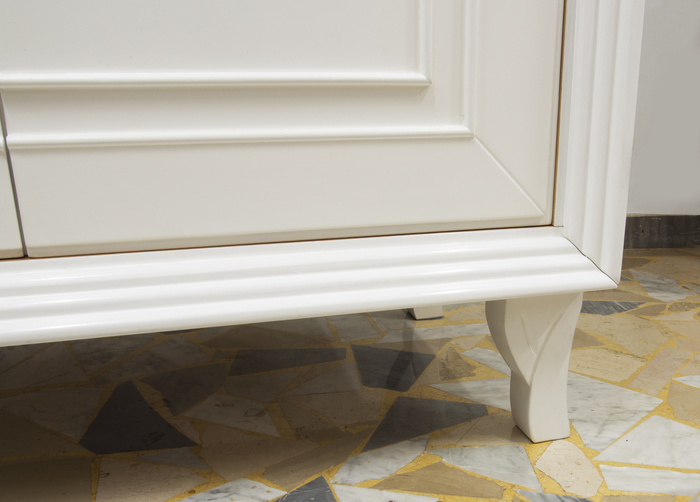 Weißer Kleiderschrank mit zwei Türen