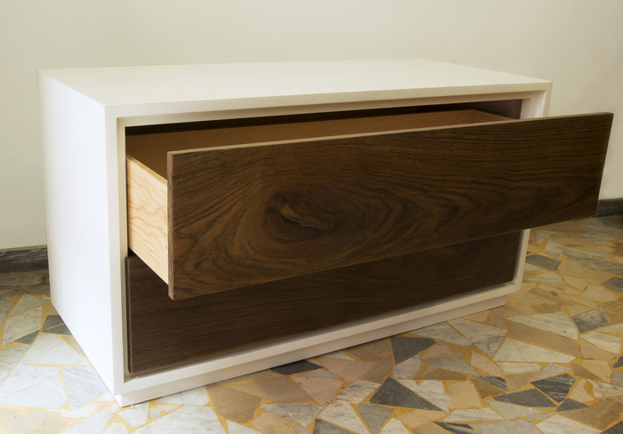 Schubladenschrank in Weiß und Walnuss 