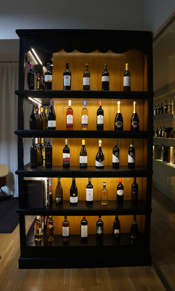 Mobile Espositore Vini con Luci LED e Finitura a Contrasto