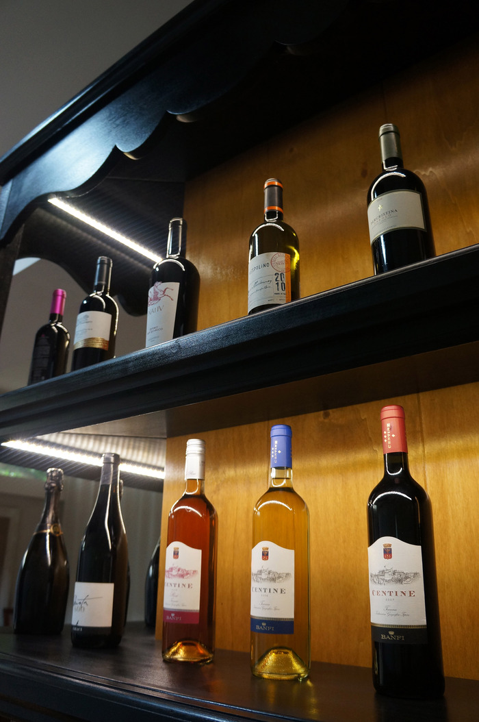 Mobile Espositore Vini con Luci LED e Finitura a Contrasto