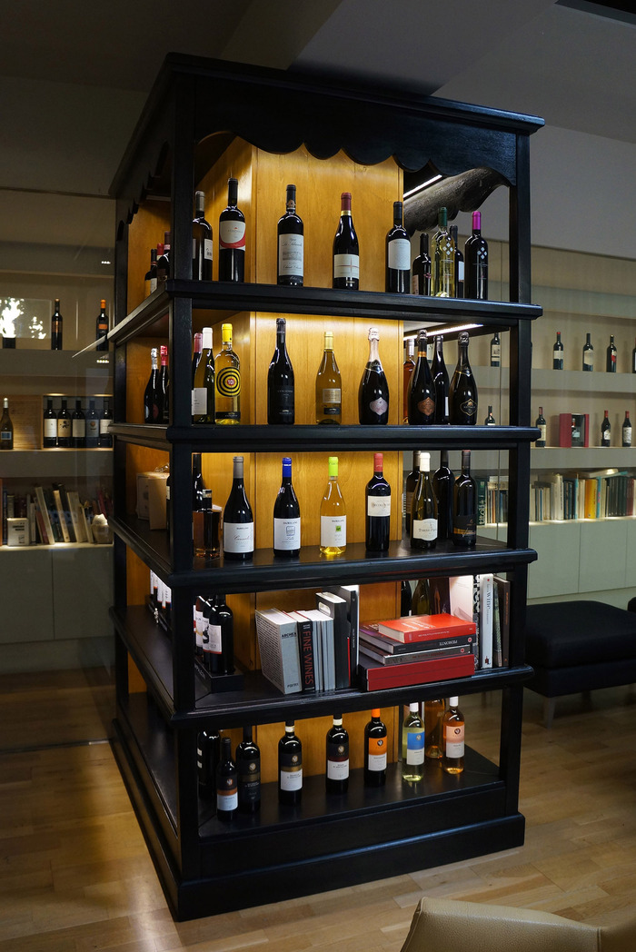 Mobile Espositore Vini con Luci LED e Finitura a Contrasto