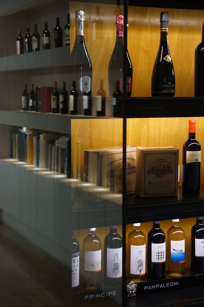 Mobile Espositore Vini con Luci LED e Finitura a Contrasto