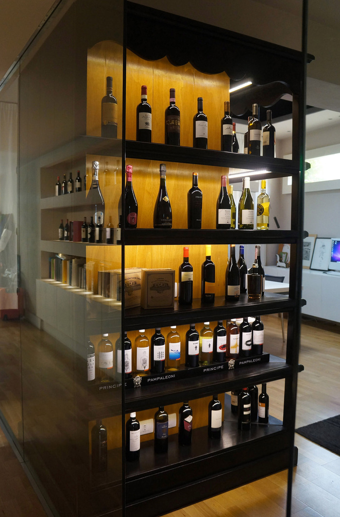 Mobile Espositore Vini con Luci LED e Finitura a Contrasto