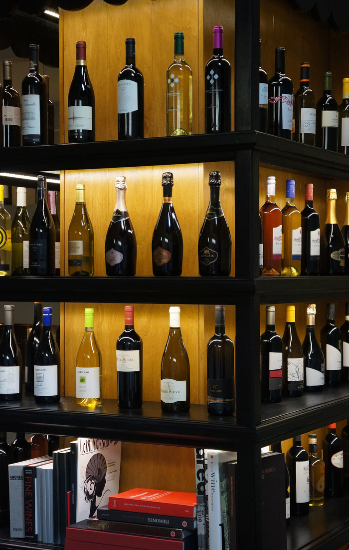 Mobile Espositore Vini con Luci LED e Finitura a Contrasto