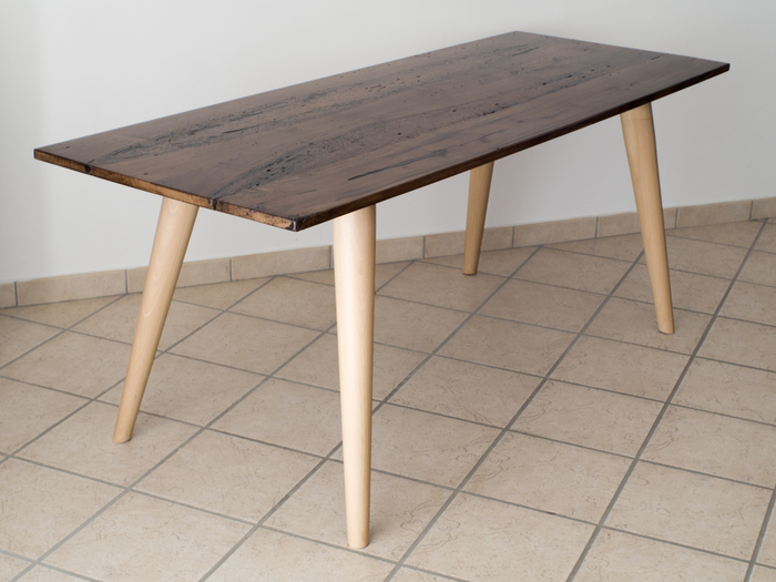 Mit Epoxidharz behandelter Briccola Holztisch