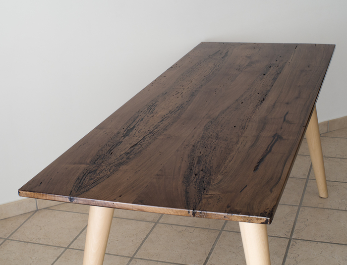 Mit Epoxidharz behandelter Briccola Holztisch