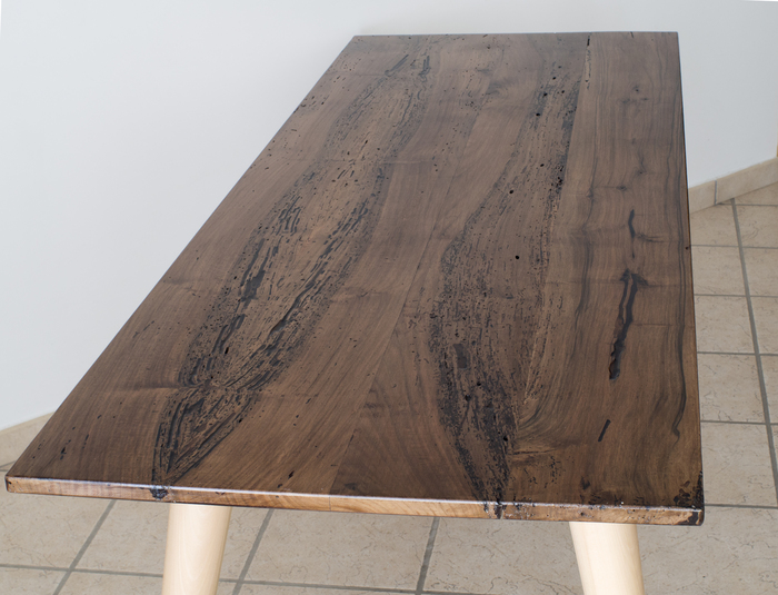 Mit Epoxidharz behandelter Briccola Holztisch