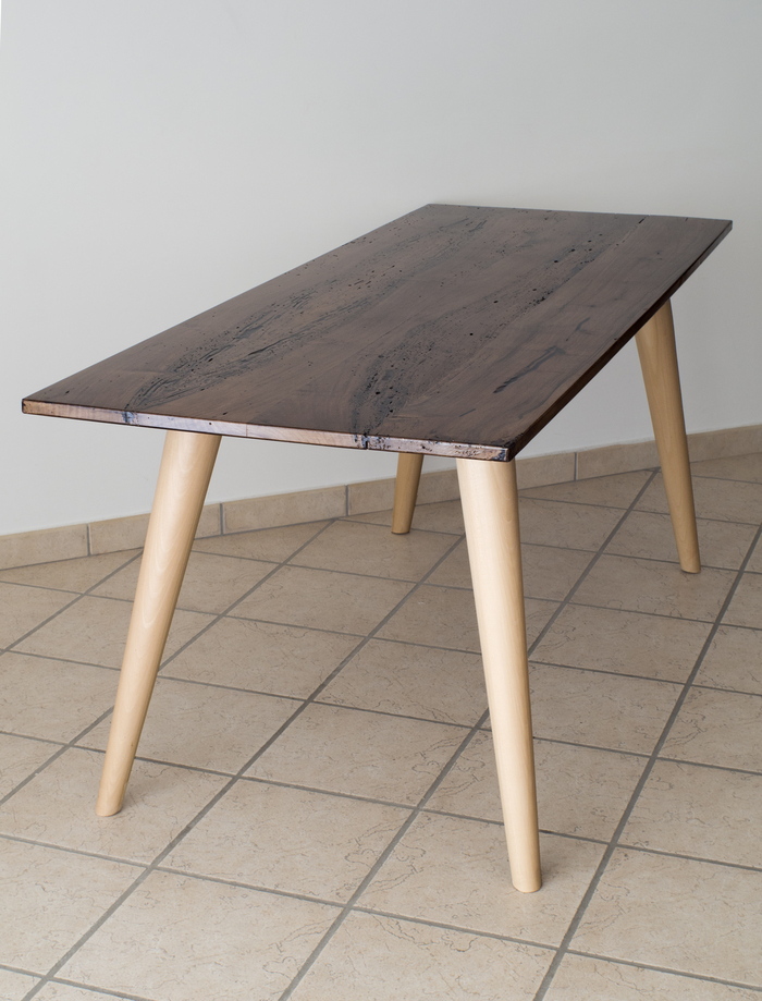 Mit Epoxidharz behandelter Briccola Holztisch