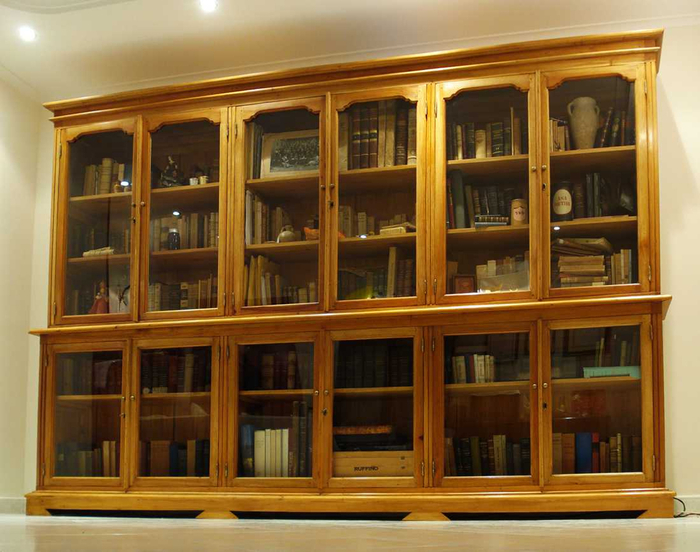 Colonial style bookshelf