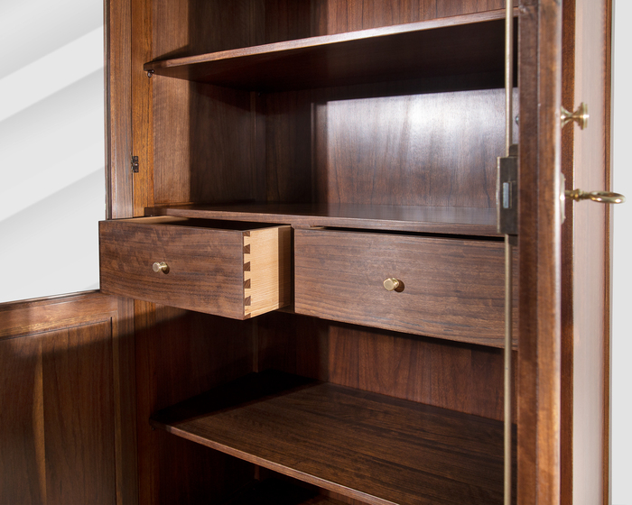 Vetrina due ante in noce con cassettiera