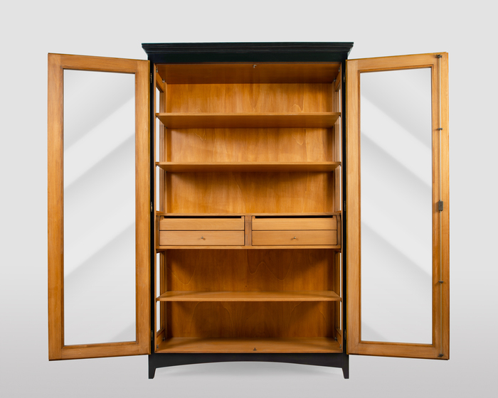 Schwarze handgefertigte Vitrine mit zwei Glastüren und Schublade