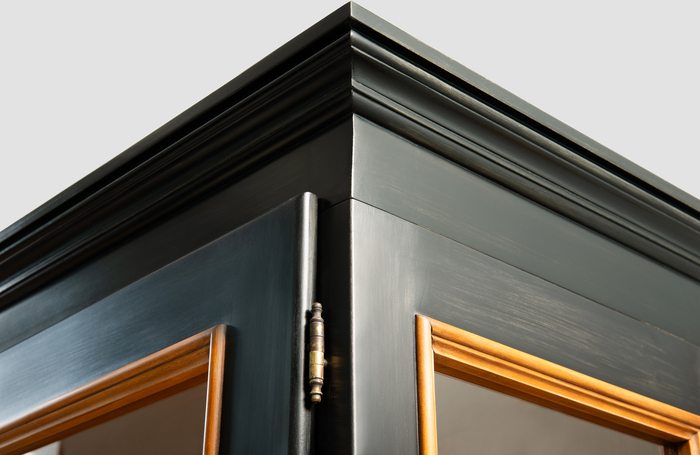 Schwarze handgefertigte Vitrine mit zwei Glastüren und Schublade