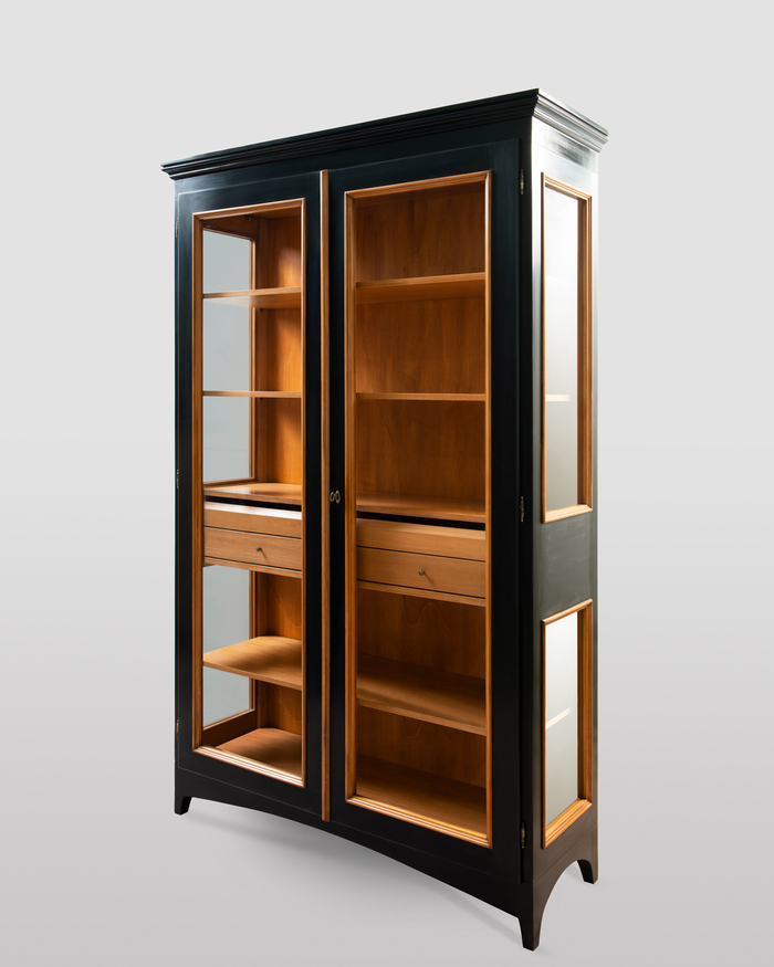 Schwarze handgefertigte Vitrine mit zwei Glastüren und Schublade
