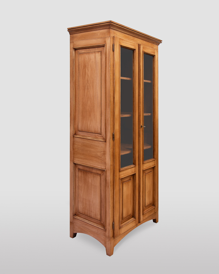 Bücherschrank mit zwei Türen