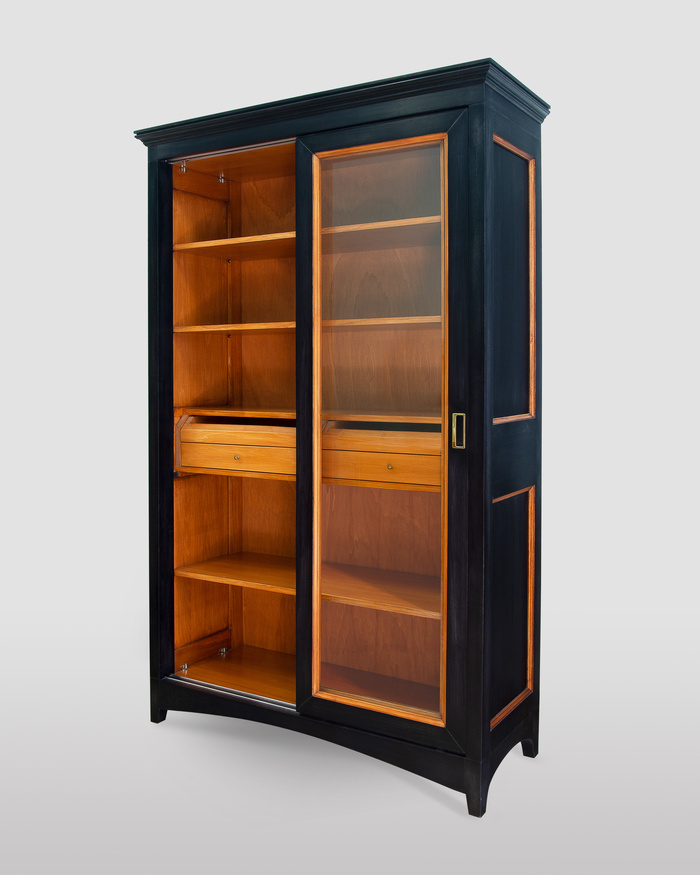 Modernes schwarzes Bücherregal mit Schiebetüren und integrierter Kommode