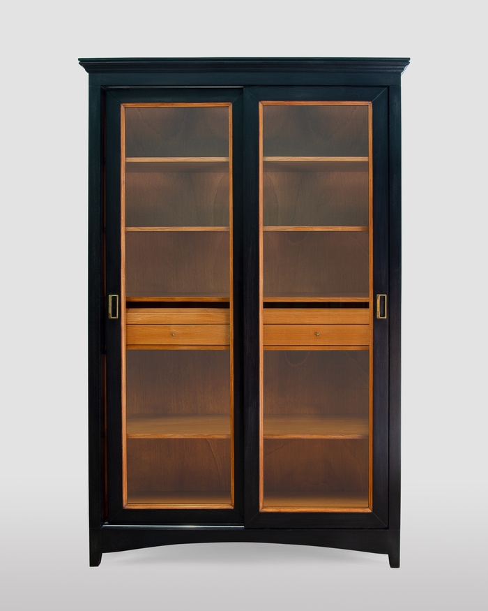 Modernes schwarzes Bücherregal mit Schiebetüren und integrierter Kommode