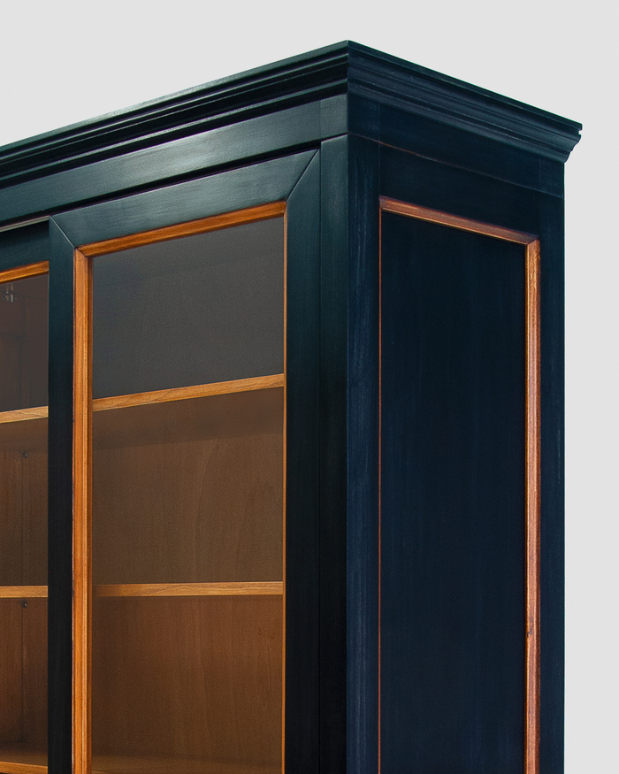 Modernes schwarzes Bücherregal mit Schiebetüren und integrierter Kommode