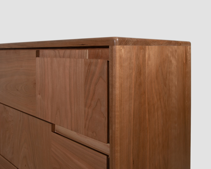 Cassettiera con tre cassetti in stile nordico in ciliegio massello