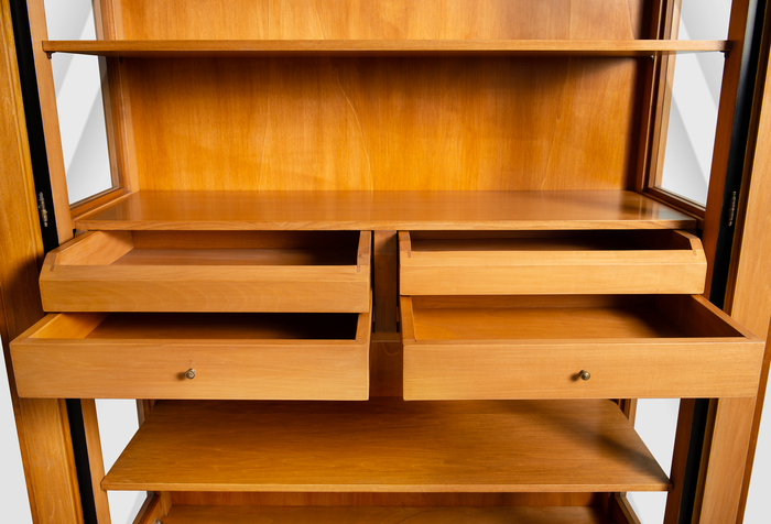 2türige, schlammfarbige Vitrine