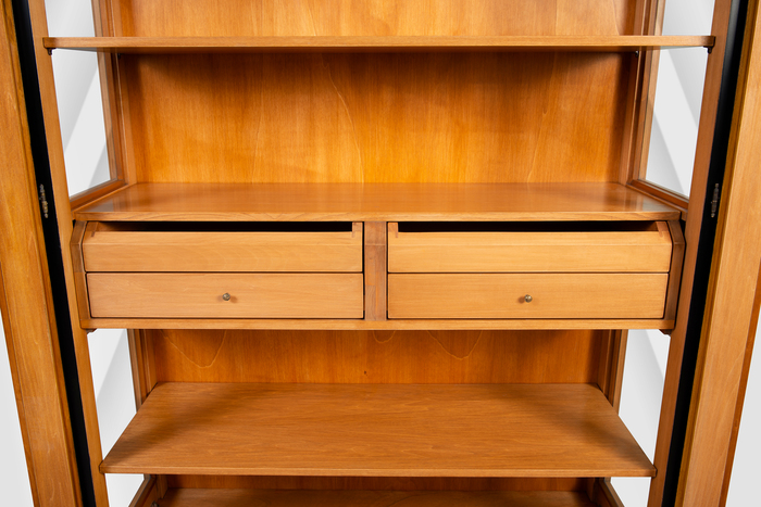 2türige, schlammfarbige Vitrine