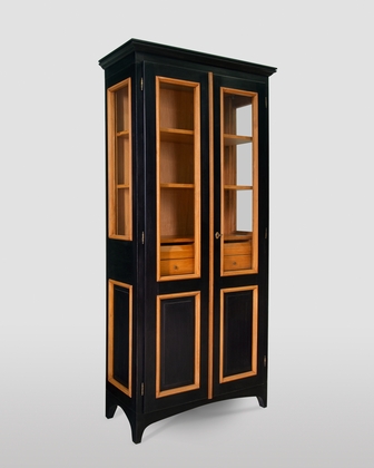 Handgefertigter Vitrinenschrank mit zwei Türen und Kommode, Schwarz und Nussbaum Finish