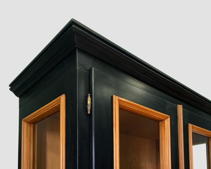 Handgefertigter Vitrinenschrank mit zwei Türen und Kommode, Schwarz und Nussbaum Finish