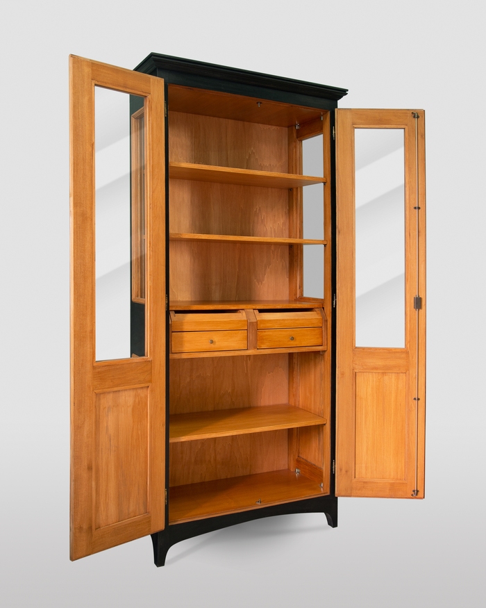Handgefertigter Vitrinenschrank mit zwei Türen und Kommode, Schwarz und Nussbaum Finish