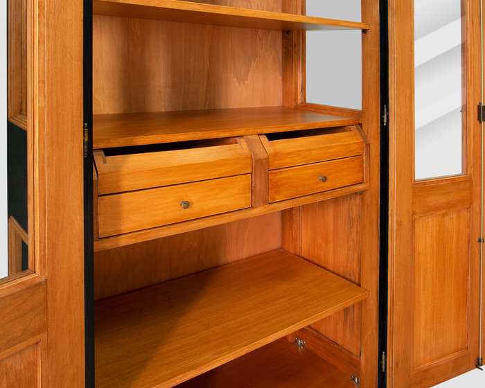 Handgefertigter Vitrinenschrank mit zwei Türen und Kommode, Schwarz und Nussbaum Finish