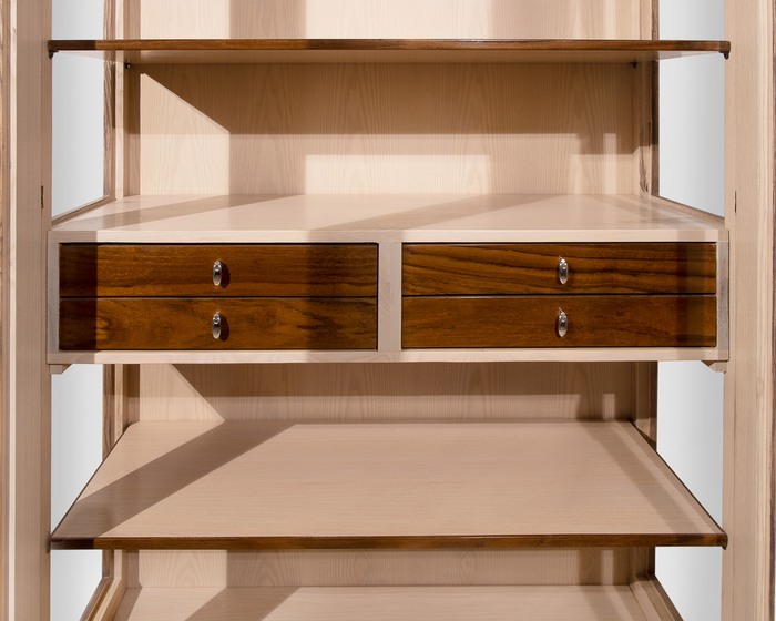 Vitrine im minimalistischen Stil, 2-türig 