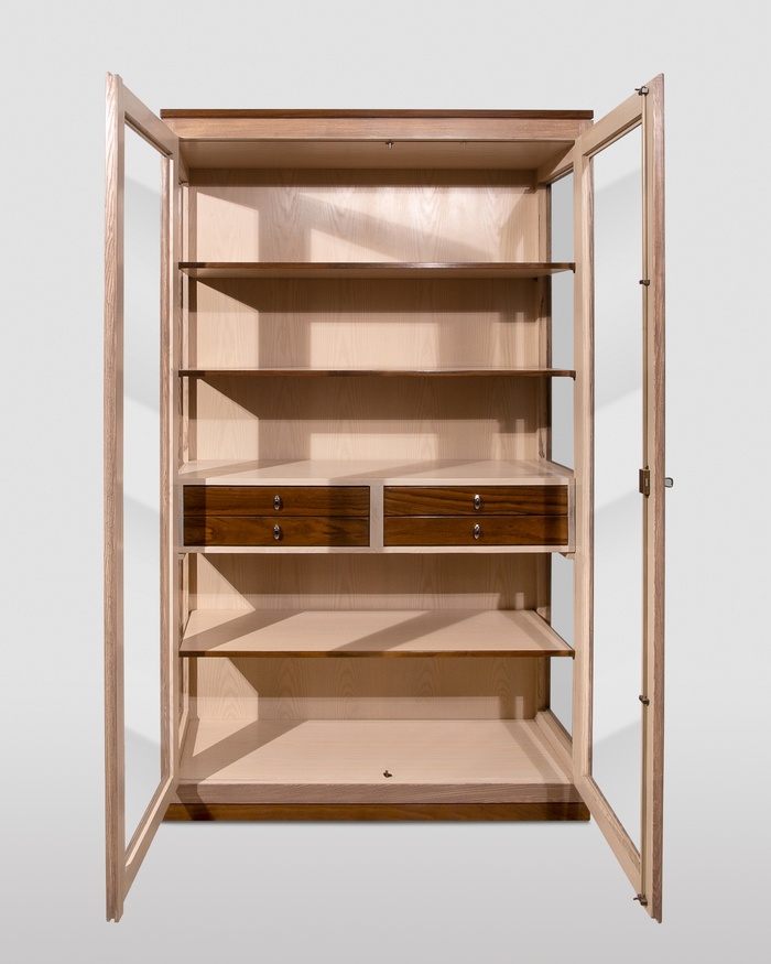 Vitrine im minimalistischen Stil, 2-türig 