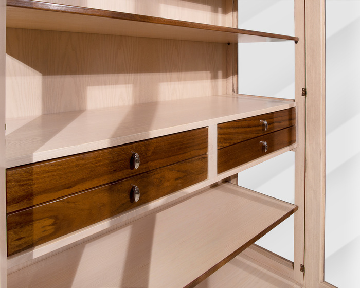 Vitrine im minimalistischen Stil, 2-türig 