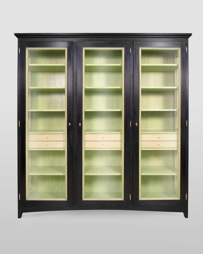 Vetrina a tre ante in nero e interni in verde