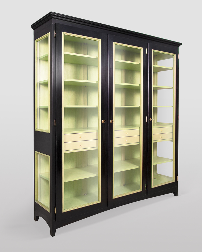 Vetrina a tre ante in nero e interni in verde