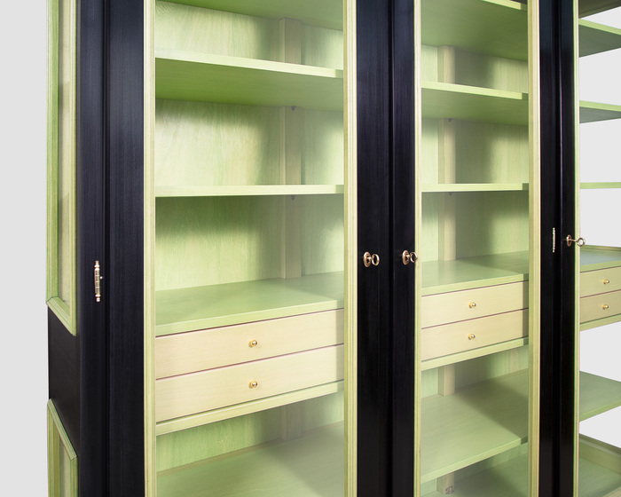 Vetrina a tre ante in nero e interni in verde