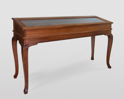 Vitrine mit Klappoberfläche