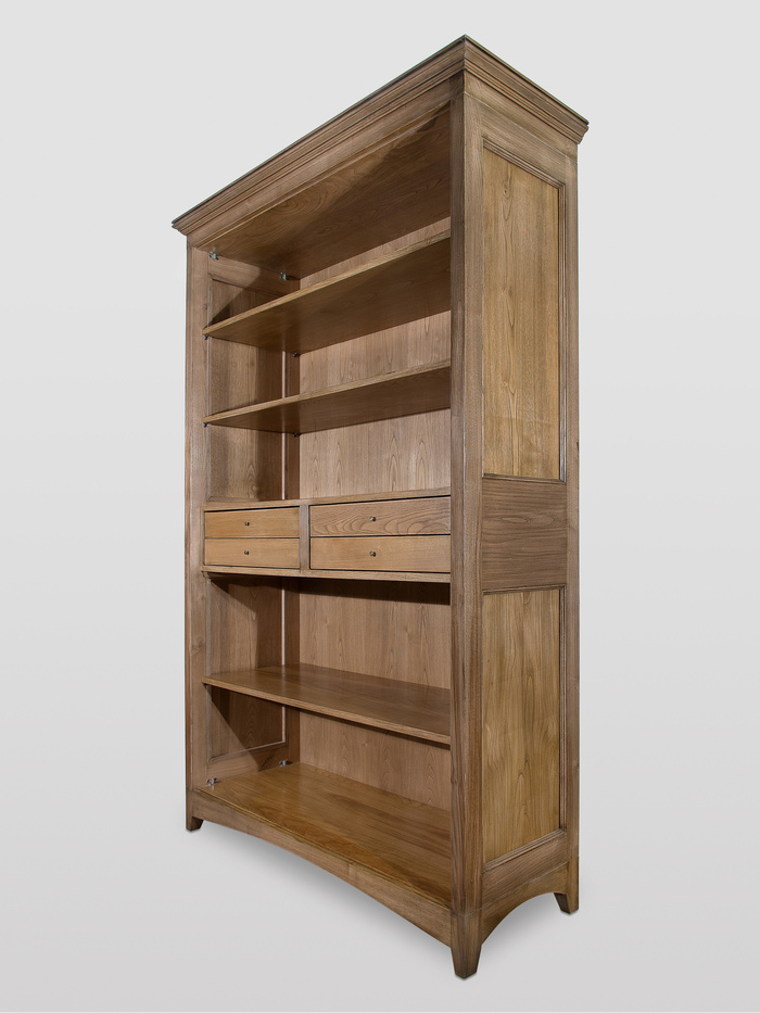 Moderne Bücherwand aus massiver Kastanie