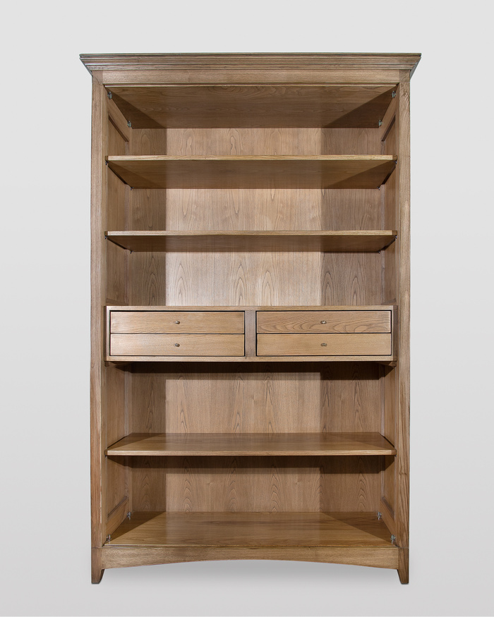 Moderne Bücherwand aus massiver Kastanie