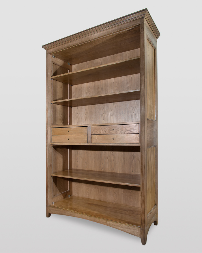 Moderne Bücherwand aus massiver Kastanie